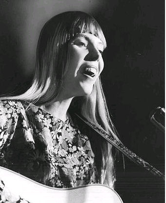 Joni Performing. Photo by Frank Lennon.