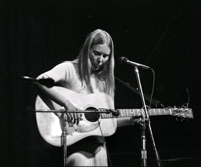 Joni performing on stage.<br>Photo by Norm Betts. 