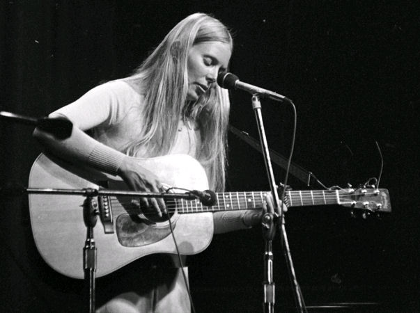 Joni performing on stage.<br>
Photo by Norm Betts. 