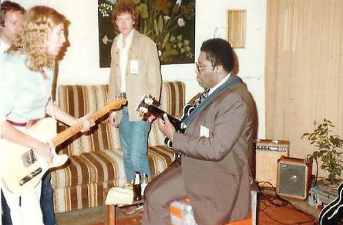 Joni & BB King running through a song backstage at Bread & Roses Festival. 