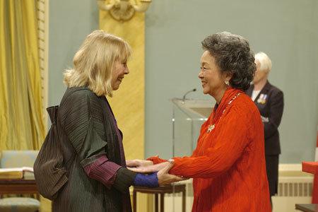 Joni receives the <i>Order Of Canada</i><br>by Governor General Adrienne Clarkson.