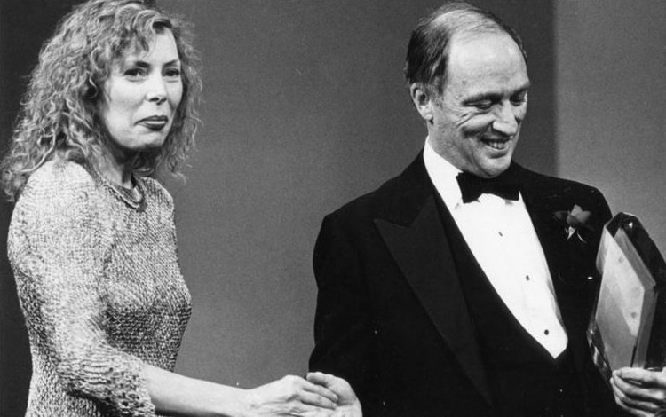 Prime Minister Pierre Trudeau awarded Joni a place in the Hall of Fame.  Photo by Thomas Szlukovenyi, Globe and Mail [Siquomb]