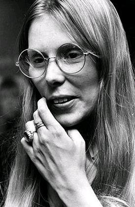 Joni before her performance.<br> Photo by Fred Ross.