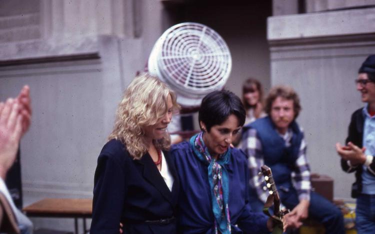 Joni and Joan Beaz at the Bread and Roses 1980 event [visionar]