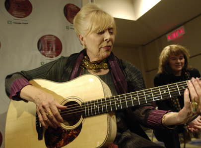 Before the Gala, Joni offered up an impromptu performance backstage when she was presented with a Boucher acoustic guitar custom-made just for her.<br>Photo by Rick Madonik. 
