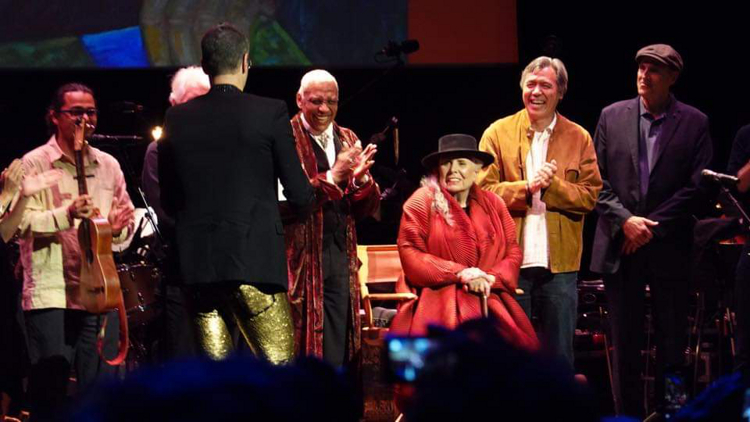 Joni Mitchell onstage after The Finale. Photo by Bryan Thomas [NYCRobert]